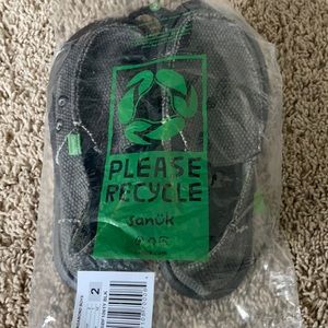 Boys NWT sanuks